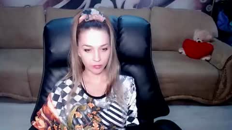 Snapshot of lovellymalina chatting on June 2026 01:17:02 PM private open online show from June 2026 01:17:02 PM