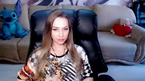 Snapshot of lovellymalina chatting on July 2026 11:19:02 AM private open online show from July 2026 11:19:02 AM