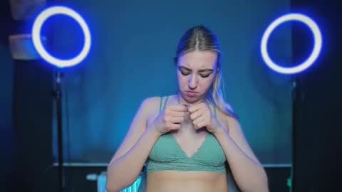 Snapshot of lovely_dovely chatting on January 2026 04:34:01 PM Bella 3 online show from January 2026 04:34:01 PM