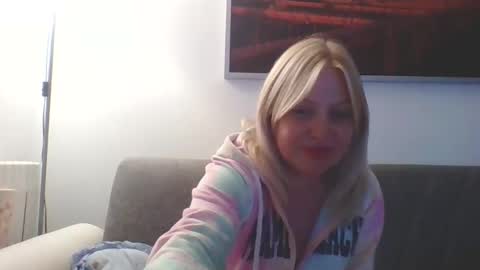 Marlyn online show from December 2025 07:09:01 PM