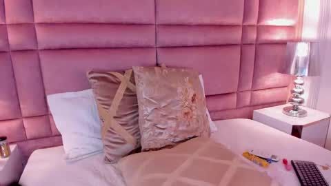 Snapshot of luciawallace chatting on February 2025 02:09:02 AM lucia wallace online show from February 2025 02:09:02 AM