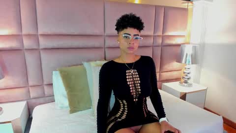 Snapshot of luciawallace chatting on September 2025 10:43:01 PM lucia wallace online show from September 2025 10:43:01 PM