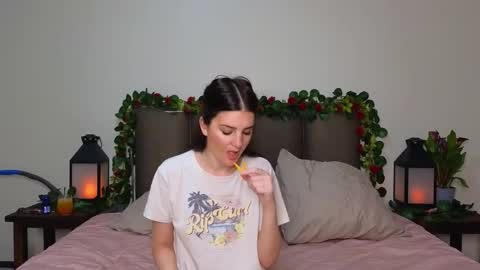 Lucy online show from November 2025 09:15:01 PM