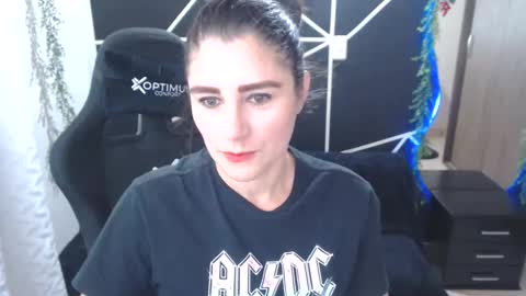 LUCY online show from November 2025 07:13:02 PM