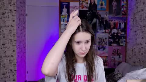 Snapshot of lucyrose33 chatting on November 2025 04:45:02 AM Lucy Rose online show from November 2025 04:45:02 AM