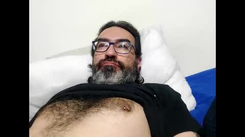 Snapshot of luis2988z chatting on May 2026 01:44:01 AM Hairyman online show from May 2026 01:44:01 AM