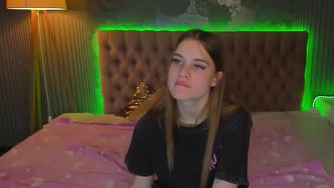 LuisaClover online show from November 2025 02:43:02 PM