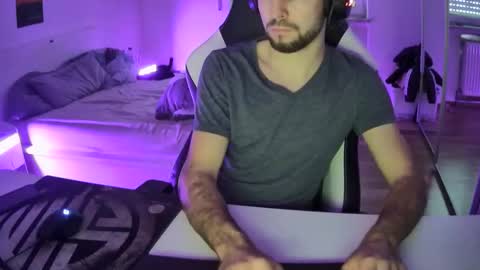 Snapshot of lukasschoetz chatting on December 2024 02:06:01 PM lukasschoetz online show from December 2024 02:06:01 PM