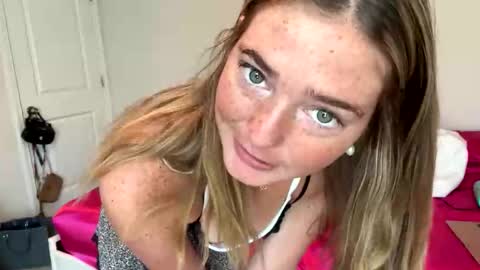 Snapshot of luluxoxo3 chatting on May 2026 04:04:02 PM Lulu online show from May 2026 04:04:02 PM