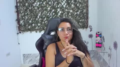 Luna  online show from November 2025 07:58:01 PM