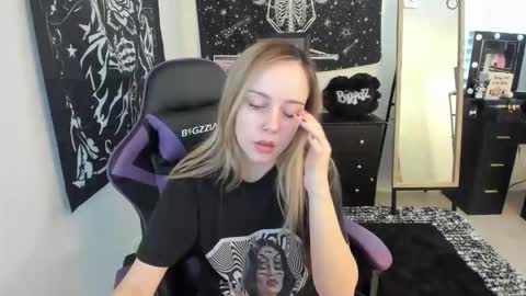 Luna online show from December 2025 06:03:02 PM