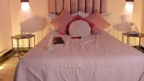 lunaa_moonn online show from April 2026 08:01:02 PM