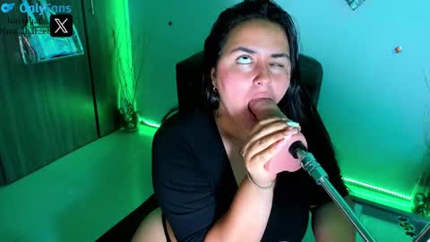 Snapshot of lunaahatzel chatting on December 2024 07:37:01 AM Luna Hatzel online show from December 2024 07:37:01 AM