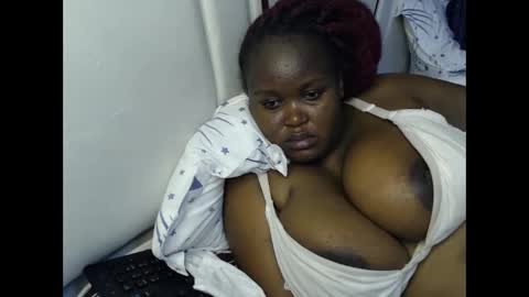 Snapshot of lunabloom01 chatting on January 2026 09:29:01 PM lunabloom01 online show from January 2026 09:29:01 PM