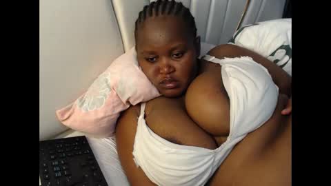 Snapshot of lunabloom01 chatting on January 2026 09:13:01 PM lunabloom01 online show from January 2026 09:13:01 PM