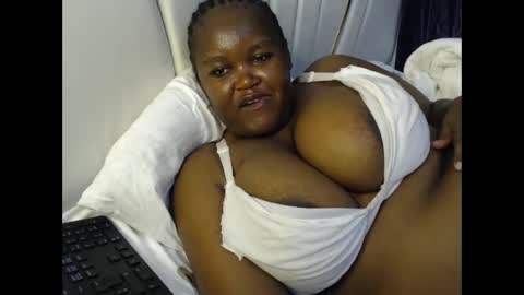 Snapshot of lunabloom01 chatting on February 2026 10:21:02 AM lunabloom01 online show from February 2026 10:21:02 AM