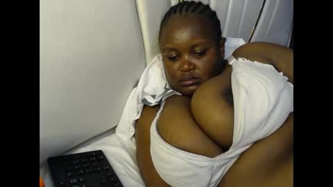 Snapshot of lunabloom01 chatting on February 2026 04:55:01 PM lunabloom01 online show from February 2026 04:55:01 PM