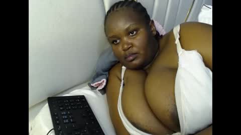 Snapshot of lunabloom01 chatting on February 2026 05:16:02 PM lunabloom01 online show from February 2026 05:16:02 PM