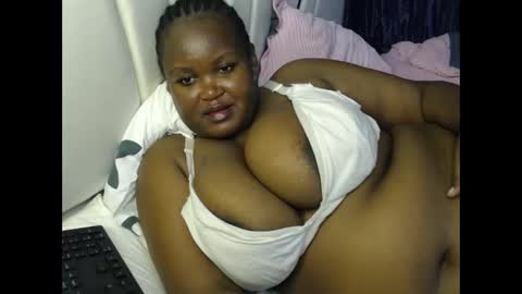 Snapshot of lunabloom01 chatting on February 2026 01:10:02 AM lunabloom01 online show from February 2026 01:10:02 AM