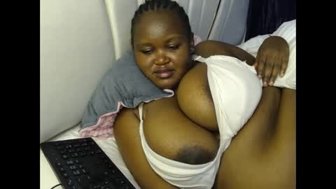 Snapshot of lunabloom01 chatting on February 2026 01:16:01 PM lunabloom01 online show from February 2026 01:16:01 PM