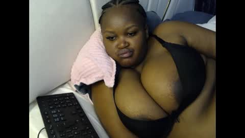 Snapshot of lunabloom01 chatting on February 2026 10:27:01 PM lunabloom01 online show from February 2026 10:27:01 PM