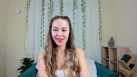 lunacurly_ online show from December 2025 11:05:01 AM