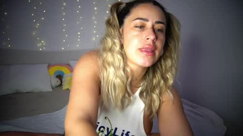 Snapshot of lunaink_ chatting on April 2026 04:33:02 AM Laura online show from April 2026 04:33:02 AM