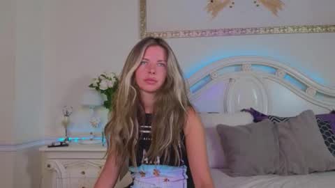 Snapshot of lunarishi chatting on September 2025 11:43:02 AM Luna Rishi online show from September 2025 11:43:02 AM