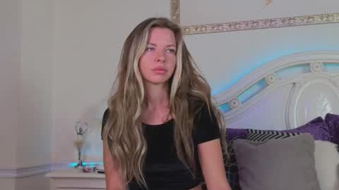 Snapshot of lunarishi chatting on September 2025 12:04:02 PM Luna Rishi online show from September 2025 12:04:02 PM