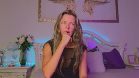 Snapshot of lunarishi chatting on September 2025 11:57:01 AM Luna Rishi online show from September 2025 11:57:01 AM