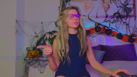 Snapshot of lunarishi chatting on October 2025 11:44:02 AM Luna Rishi online show from October 2025 11:44:02 AM