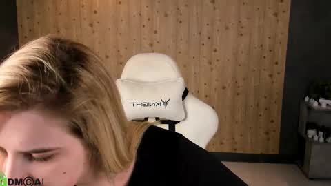 LunasShine online show from February 2026 04:17:02 AM