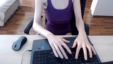 lunavibe_ online show from July 2026 12:10:01 PM