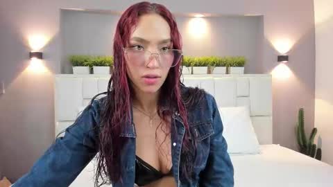 L U N N A online show from October 2025 03:53:02 AM