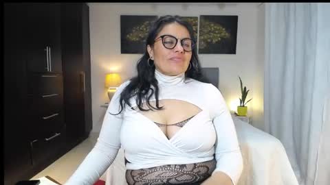 Snapshot of lust_mom chatting on May 2026 02:40:02 AM Angela 3 online show from May 2026 02:40:02 AM