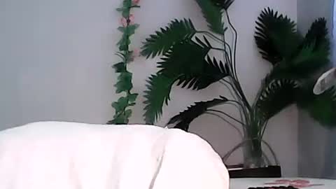 Snapshot of luvu4everxxx chatting on September 2025 05:40:01 AM Bee Bee online show from September 2025 05:40:01 AM