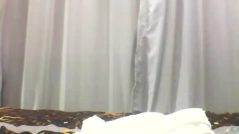 Snapshot of luvu4everxxx chatting on January 2026 01:00:02 AM Bee Bee online show from January 2026 01:00:02 AM