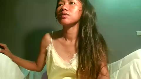 Snapshot of luvu4everxxx chatting on May 2026 02:41:01 AM Bee Bee online show from May 2026 02:41:01 AM