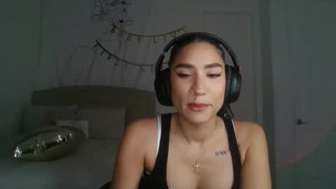 Snapshot of luvvvxliv chatting on November 2025 01:04:02 AM Liv 3 online show from November 2025 01:04:02 AM