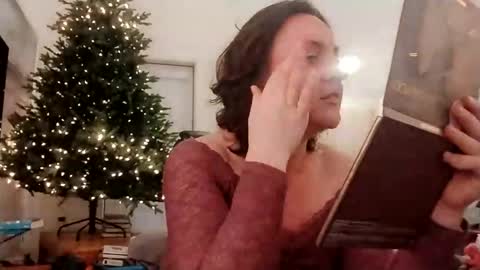 Snapshot of luxeysparkle chatting on December 2024 11:57:02 PM Luxey Sparkle online show from December 2024 11:57:02 PM