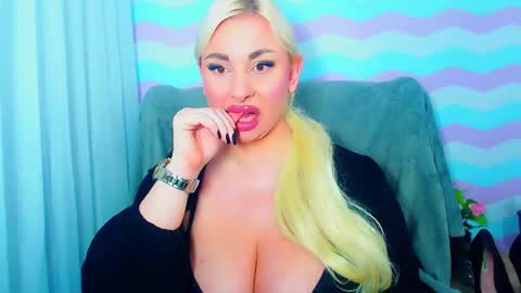 Snapshot of luxuriaaa chatting on June 2026 08:00:02 PM Luxuriaa online show from June 2026 08:00:02 PM