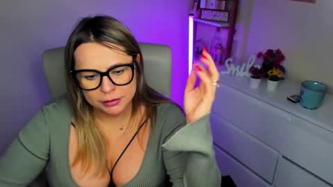 Snapshot of luxxx_diana chatting on February 2025 06:09:02 PM Diana online show from February 2025 06:09:02 PM