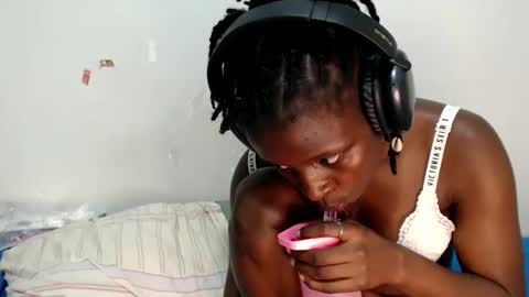 lyenne online show from October 2025 03:24:01 PM