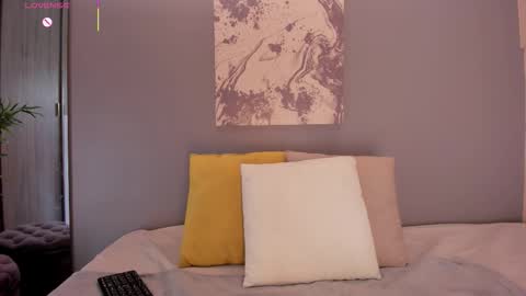 lynnsam_ online show from October 2025 11:23:01 PM