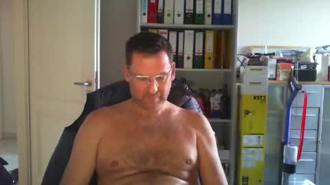 macfly67 online show from April 2026 05:43:02 PM