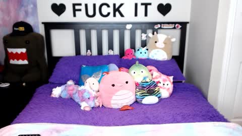 Mackenzie Wolfe online show from December 2025 05:34:01 AM