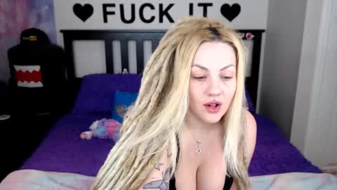 Mackenzie Wolfe online show from December 2025 05:55:02 AM