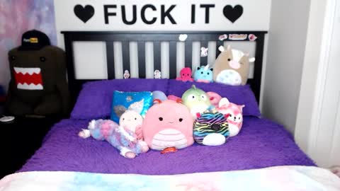 Mackenzie Wolfe online show from December 2025 05:27:01 AM