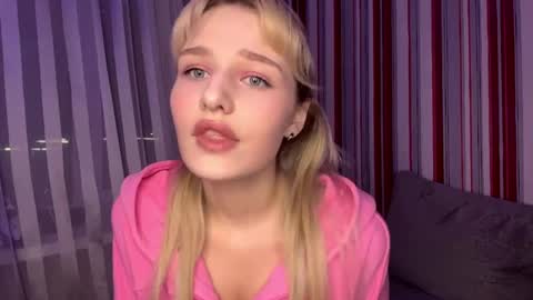 Snapshot of maddy_lovell chatting on March 2026 03:56:01 PM Maddy online show from March 2026 03:56:01 PM