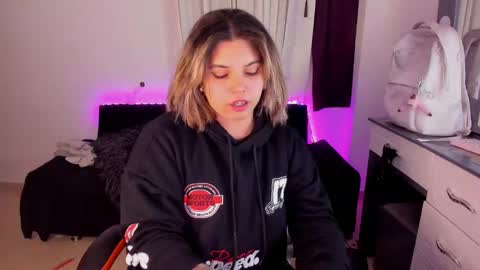 Snapshot of madelaine_taylor chatting on December 2024 03:41:01 AM madelaine_taylor online show from December 2024 03:41:01 AM